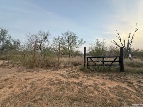 113 County Road 2672, Devine, TX, 78016-5272 | Card Image