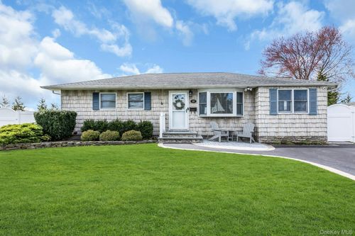 28 Rivera Ln, West Sayville, NY, 11796-1514 | Card Image