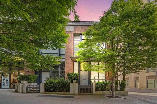 {{alt}} | Card Image