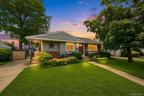 18 Cornell Ln, Hicksville, NY, 11801-3308 | Card Image