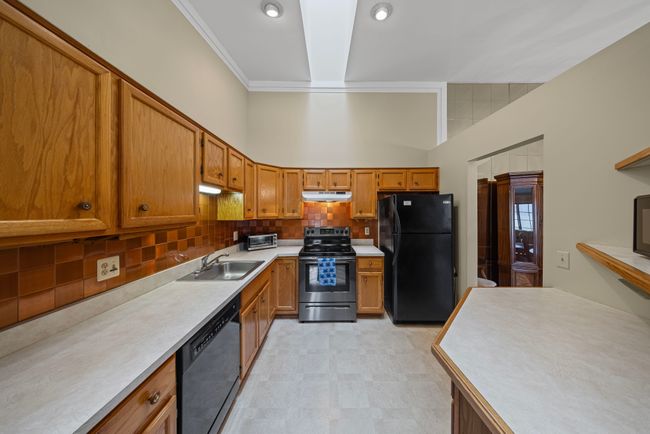 38906 Country Cir, Condo with 2 bedrooms, 3 bathrooms and null parking in Farmington Hills MI | Image 11