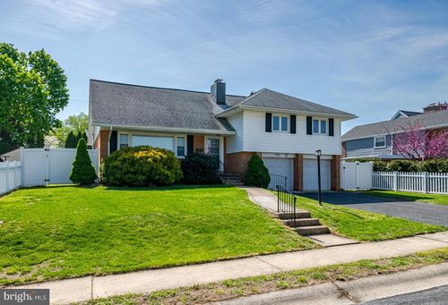 2402 Bell Dr, READING, PA, 19609-1204 | Card Image