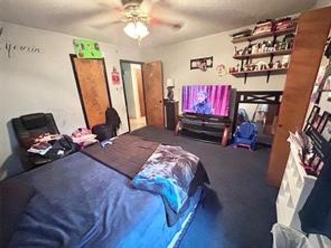 Bedroom with ceiling fan | Image 15