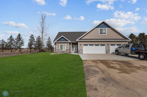 300 Pine Drive, Hankinson, ND, 58041 | Card Image