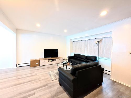 10 Kings Park Road, Smithtown, NY, 11725 | Card Image