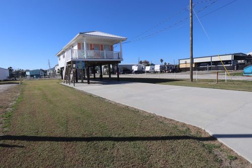 189 Oak St, Grand Isle, LA, 70358-9761 | Card Image