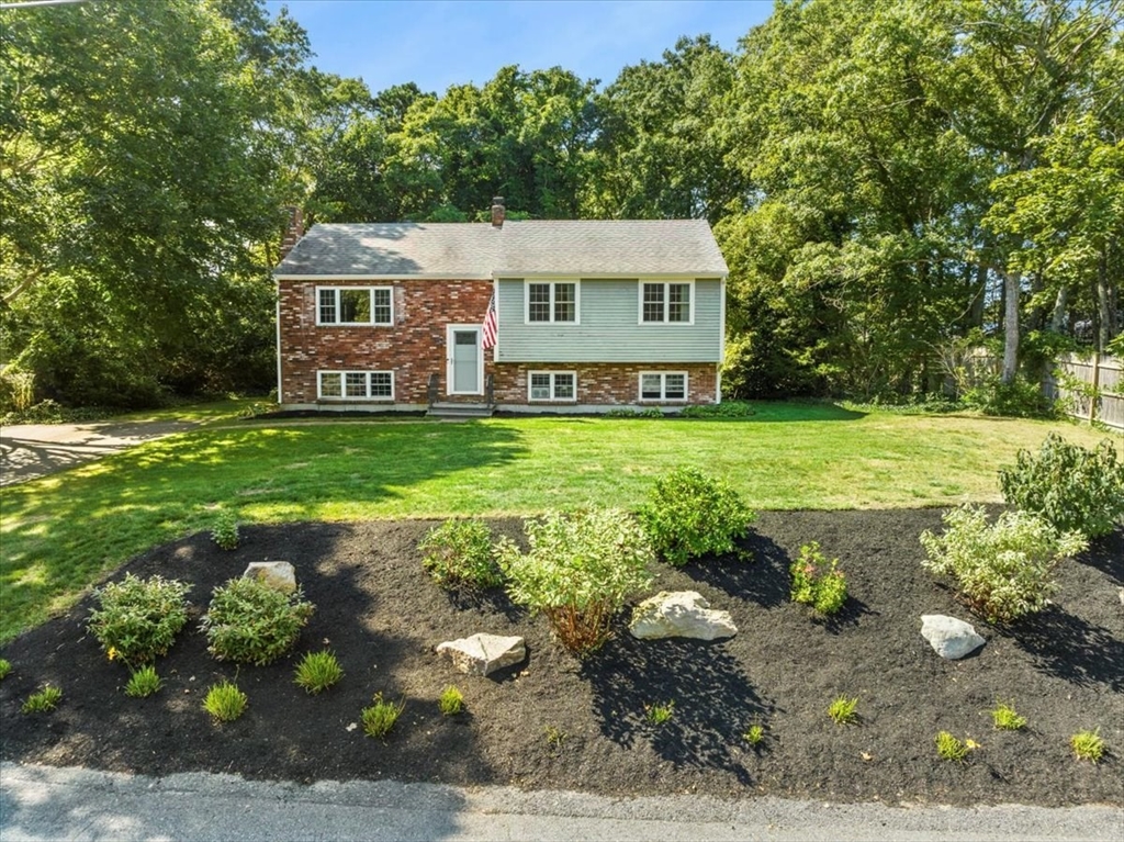 Grissom Ln, Buzzards Bay, MA 02532