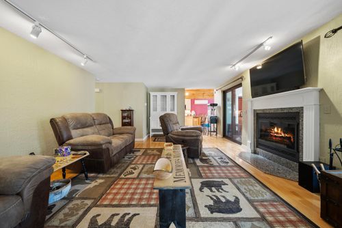 2 Remington Ct, Derry, NH, 03038-4862 | Card Image