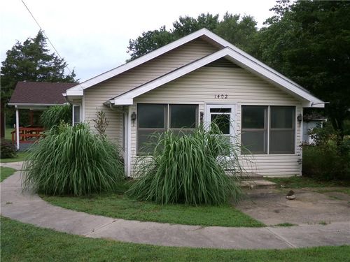 1402 N Kentucky St, Iola, KS, 66749-1936 | Card Image