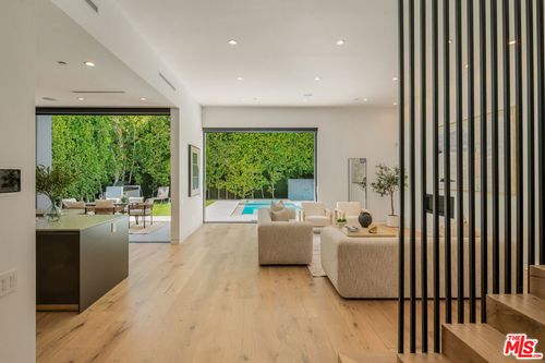 637 N Crescent Heights Boulevard, Los Angeles, CA, 90048 | Card Image