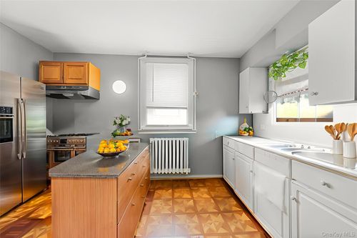 9 Willow St, Glen Cove, NY, 11542-3612 | Card Image