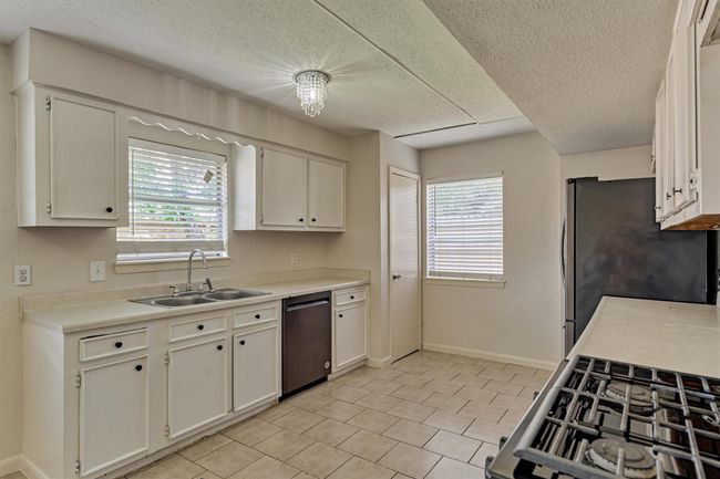 29318 Waltham St, House other with 3 bedrooms, 2 bathrooms and 2 parking in Spring TX | Image 14