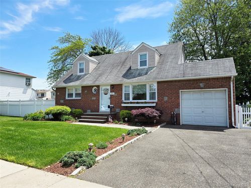 2574 7th St, East Meadow, NY, 11554 | Card Image