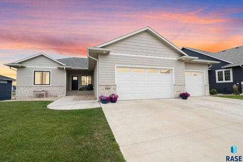 5504 E Daybreak Cir Circle, Sioux Falls, SD, 57110-6902 | Card Image