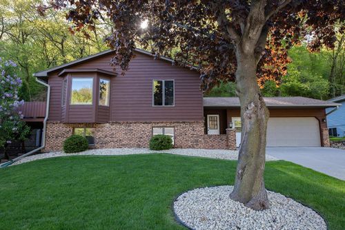 389 Knopp Valley Dr, Winona, MN, 55987-1380 | Card Image