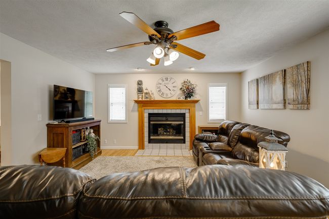 307 Blue Jay Dr, House other with 4 bedrooms, 4 bathrooms and 2 parking in Le Roy IL | Image 7