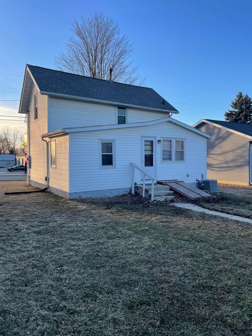 812 Ne 5th Ave. Avenue, Independence, IA, 50644 | Card Image