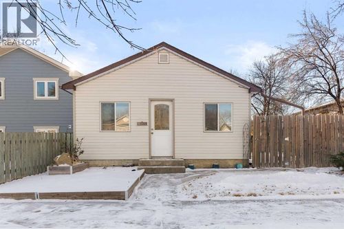1255 Yuill St Se, Medicine Hat, AB, T1A0Z5 | Card Image