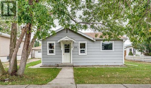 215 2 Avenue Ne, Three Hills, AB, T0M2A0 | Card Image