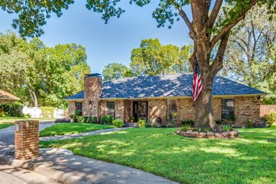 Ranch-style house featuring a front yard | Image 2