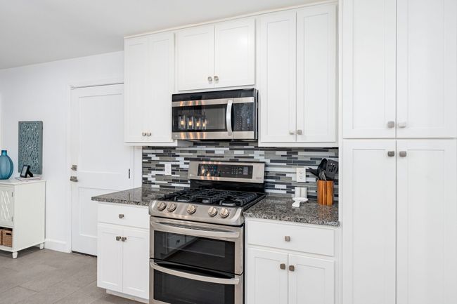 View showing the gas range & oven with microwave above. | Image 15