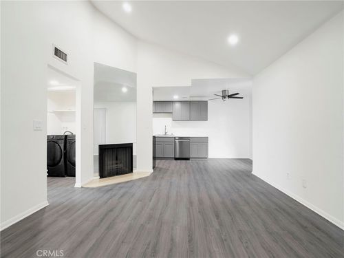 209-9038 Orion Ave, North Hills, CA, 91343-4275 | Card Image