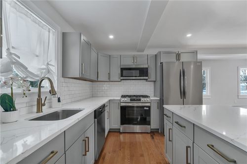 79 Suburban Pkwy, Warwick, RI, 02889-9742 | Card Image