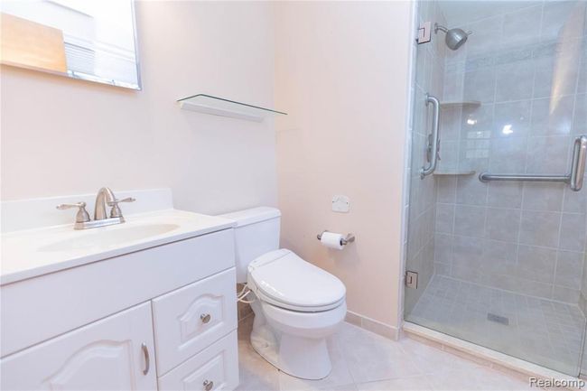 8035 Wood, Grosse Ile - Primary Bedroom Full Bathroom | Image 22