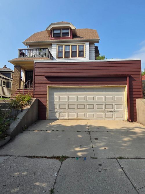 2020 E Menlo Blvd, Shorewood, WI, 53211-2520 | Card Image