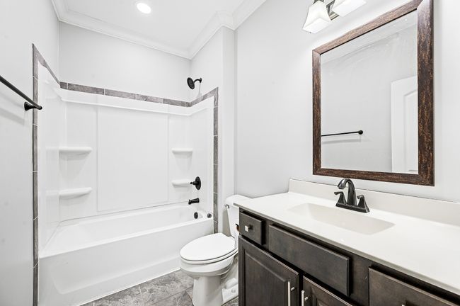 Full bath off the garage/mud room | Image 41