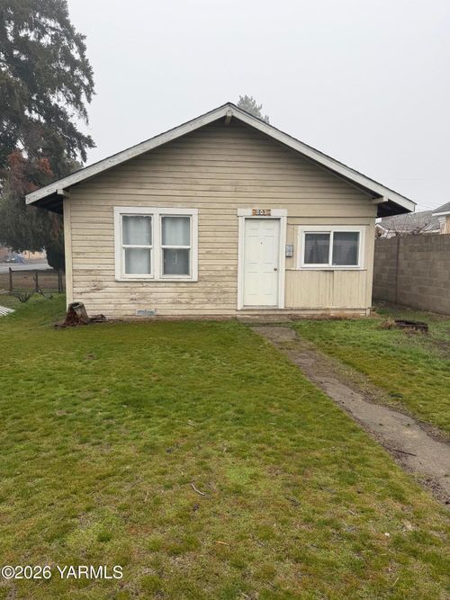 801 S Satus Ave, Wapato, WA, 98951-1418 | Card Image