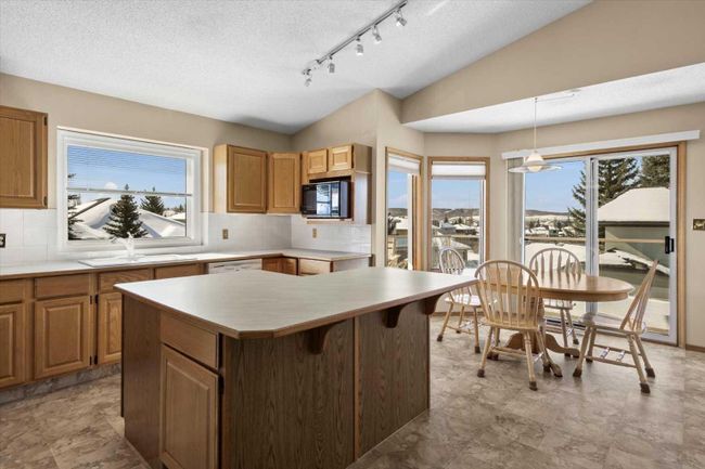 123 Scenic Ridge Court Nw, Home with 4 bedrooms, 3 bathrooms and 4 parking in Calgary AB | Image 8