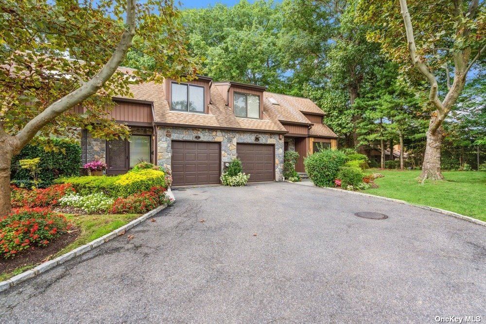 Pony Cir, Roslyn Heights, NY 11577