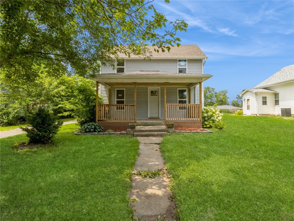 8th St, Newton, IA 50208
