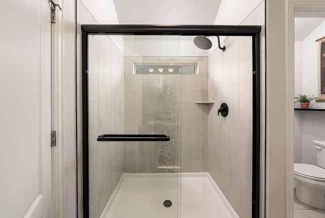 Oversized shower with upgraded shower door | Image 13