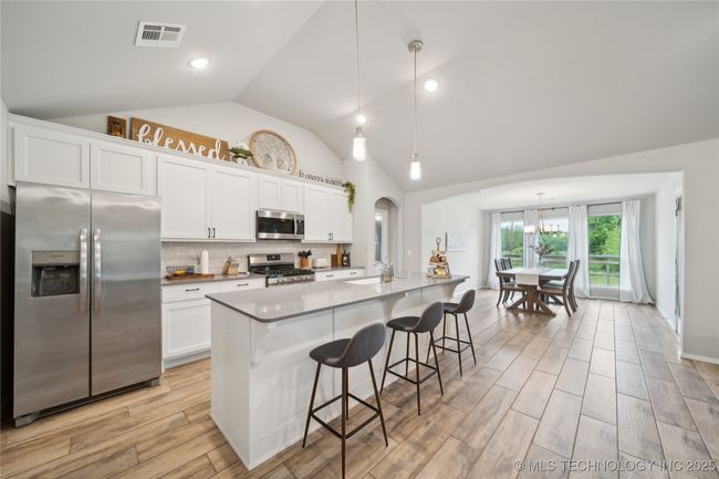 BEAUTIFUL ISLAND WITH BAR | Image 12