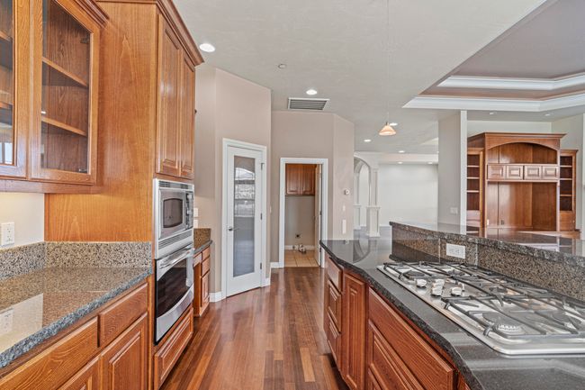Kitchen and island | Image 18