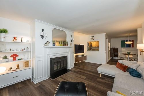 118-950 E East Rue De La Banque, Creve Coeur, MO, 63141 | Card Image