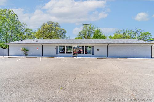 111 9th St, Muskogee, OK, 74401-6802 | Card Image
