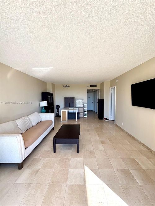 apt-1025-20301 W Country Club Dr, Aventura, FL, 33180-1625 | Card Image