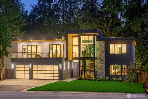 2435 109th Ave Se, Bellevue, WA, 98004-7333 | Card Image