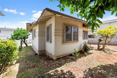 Different viewpoint of front yard. | Image 3