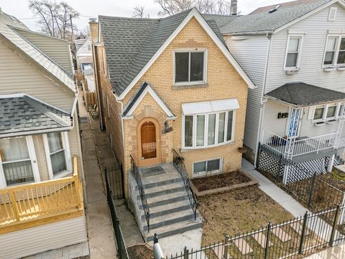 6825 S Rockwell St, Chicago, IL, 60629-1821 | Card Image