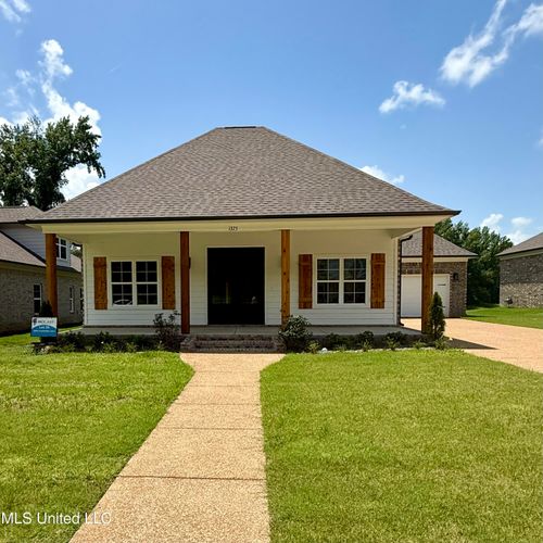 660 Wells Dr, Hernando, MS, 38632-1385 | Card Image