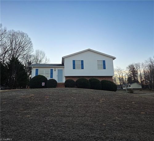112 Oak Ridge Pl, Mount Airy, NC, 27030-9741 | Card Image