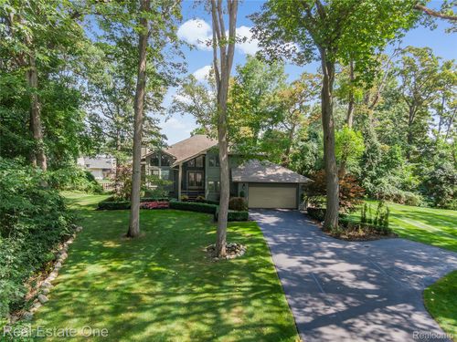 9929 Curie Ln, Pinckney, MI, 48169-8493 | Card Image