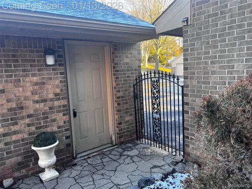 35467 Heritage Ln, Farmington, MI, 48335-3135 | Card Image