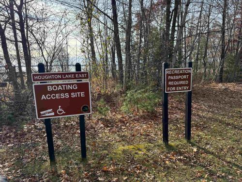 3657 E Houghton Lake Dr, Houghton Lake, MI, 48629-8343 | Card Image