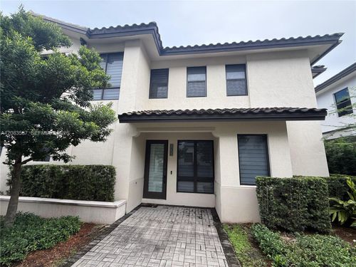 0-8253 Nw 47th Ln, Doral, FL, 33166-5682 | Card Image