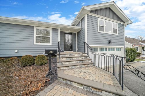 19 Honeysuckle Ln, Kings Park, NY, 11754-3920 | Card Image